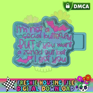 Puede incluir: Gráfico de descarga digital con el texto "I'm not a social butterfly BUT if you want a zoned out bat I got you." El diseño incluye murciélagos y está sobre un fondo verde claro.