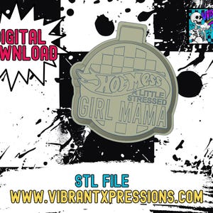 Puede incluir: Un diseño de archivo STL impreso en 3D gris de un coche Hot Wheels con el texto "Hot Mess A Little Stressed Girl Mama".