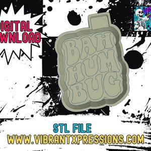 Puede incluir: Un cortador de galletas gris claro con las palabras "BAH HUM BUG" en una fuente retro. El fondo es un diseño de salpicaduras en blanco y negro con las palabras "DESCARGA DIGITAL" en una explosión rosa.