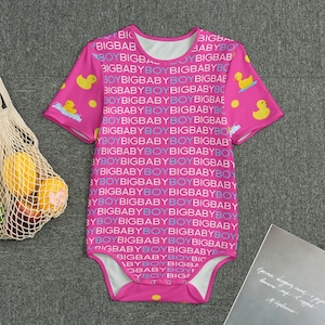 Combi-short pour adulte à motif grand bébé garçon et canard en caoutchouc sur rose ABDL | Totalement personnalisable | tailles XS à 4XL