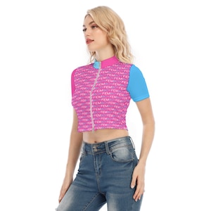 T-shirt à manches courtes avec fermeture éclair Femboy - Blanc, rose, bleu, motif Femboy, texte et couleurs totalement personnalisables, idéal pour les fembois et les poules mouillées