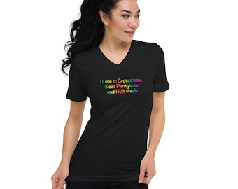Crossdresser - Camiseta unisex de manga corta con cuello en V y texto de arcoíris: Me encanta travestirme, usar pantimedias y tacones altos