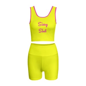 Sissy et Sissy Slut tissu stretch assorti, ensemble de gymnastique taille haute avec texte sissy en rose sur jaune : idéal pour les poules mouillées et autres filles girly.