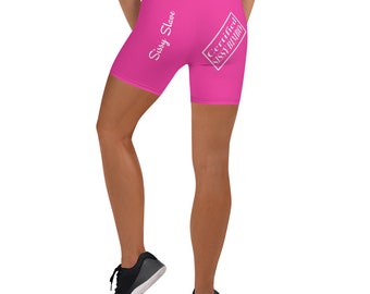 Sissy-Sklaven-Shorts, Sissy-Shorts in Rosa mit Sissy-Sklaven-Text „Certified Sissy Bimbo“ in Weiß, völlig personalisierbar für Text und Farbe