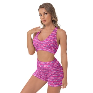 Ensemble soutien-gorge de sport Femboy | Texte Femboy en blanc et bleu sur fond rose | Entièrement personnalisable pour le texte et la couleur | Ensemble de sport Idéal pour tous les Femboys