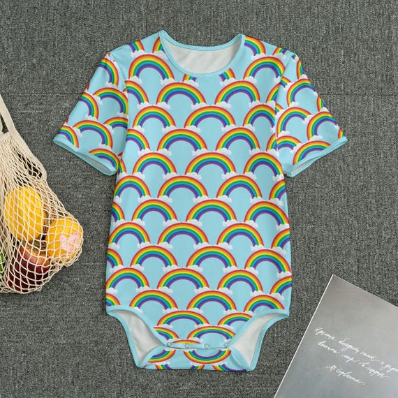 男の子用ブルー ABDL に虹と雲がデザインされた大人用ロンパース