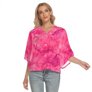 Elegante Sissy-top met vleermuismouwen, V-hals en knoopsluiting aan de voorkant - roze aquarelontwerp Sissy-wordcloud. Volledig personaliseerbaar voor tekst en kleuren.