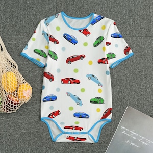 Erwachsenen-Strampler mit Auto-Design und blauem Rand ABDL | Total personalisierbar | Größen XS bis 4XL