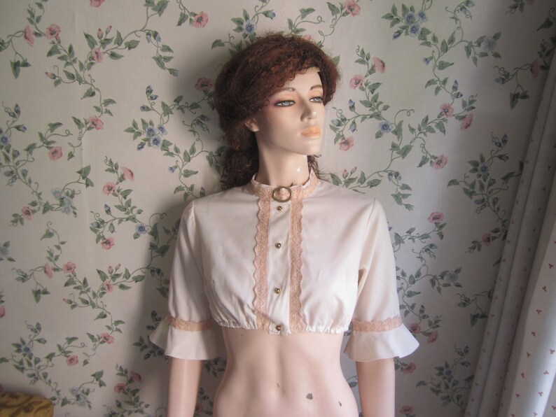 off white with soft pink lace details size sm,deutsche Dirndlbluse mit Spitze,camicia folk con pizzo deadstock german 70s 80s folk blouse