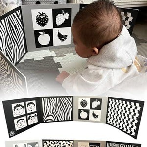 Pode incluir: Tapete de atividades para beb&ecirc; em preto e branco com diferentes padr&otilde;es e imagens. O tapete est&aacute; dobrado ao meio e mostra uma variedade de padr&otilde;es, incluindo listras, bolinhas e estampas de animais. Um beb&ecirc; est&aacute; brincando com o tapete.