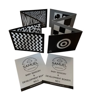 Puede incluir: Tableros de desarrollo sensorial en blanco y negro para beb&eacute;s. Los tableros presentan diferentes patrones y formas, incluyendo c&iacute;rculos, cuadrados, rayas y un objetivo. Los tableros est&aacute;n etiquetados como "Samuel Sensory" y "Baby Sensory & Development Boards".