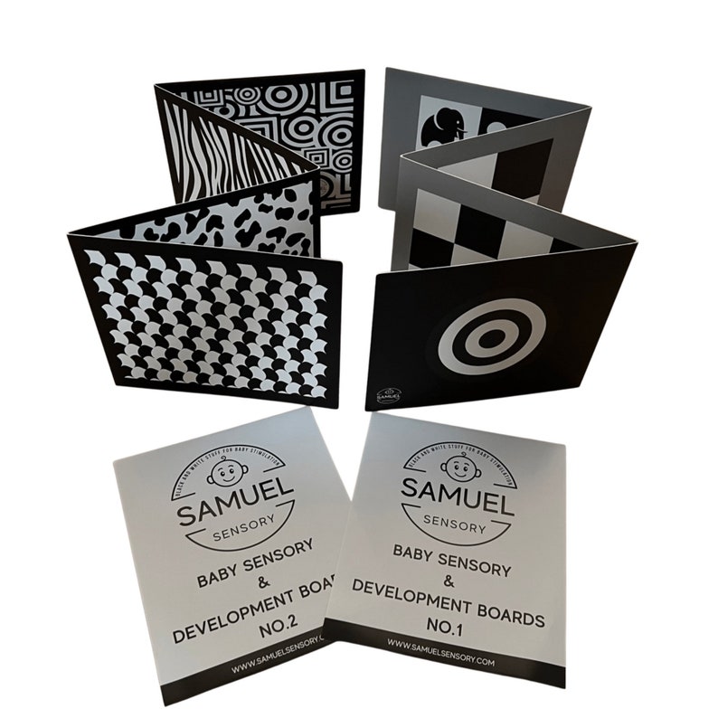 Puede incluir: Tableros de desarrollo sensorial en blanco y negro para beb&eacute;s. Los tableros presentan diferentes patrones y formas, incluyendo c&iacute;rculos, cuadrados, rayas y un objetivo. Los tableros est&aacute;n etiquetados como "Samuel Sensory" y "Baby Sensory & Development Boards".