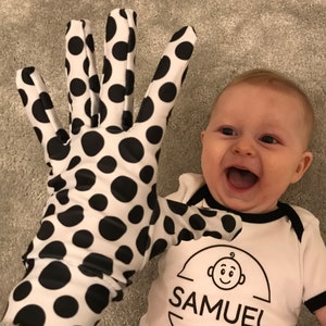 Baby Sensory Play & Development Gloves, High Contrast Sensory Toys, Black And White Infant Newborn Accessories, Calming gloves