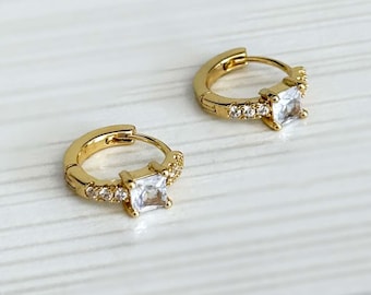 CZゴールドフープイヤリング - 18Kゴールドメッキの小さなキラキラフープ - 彼女へのミニマリストな日常使いのジュエリーギフト