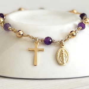 Armband med ametistroskrans — 18K guldfyllt — Armband med födelsesten i februari — Religiös gåva för kvinnor — Katolska smycken
