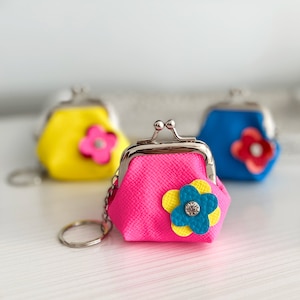 Mini Coin Purse Keychain – Neon Vinyl Wallet with Flower – Kiss Clasp Pouch – Small Gift for Girls or Party Favor