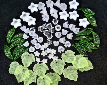 Perles de muguet en acrylique mélangées avec des fleurs et des feuilles