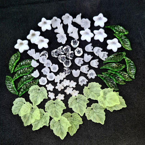 Perles de muguet en acrylique mélangées avec des fleurs et des feuilles