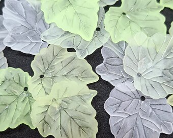 25 g de hojas de parra/arce escarchadas de color verde pálido. 3 tonos diferentes. Aprox. 53 unidades.