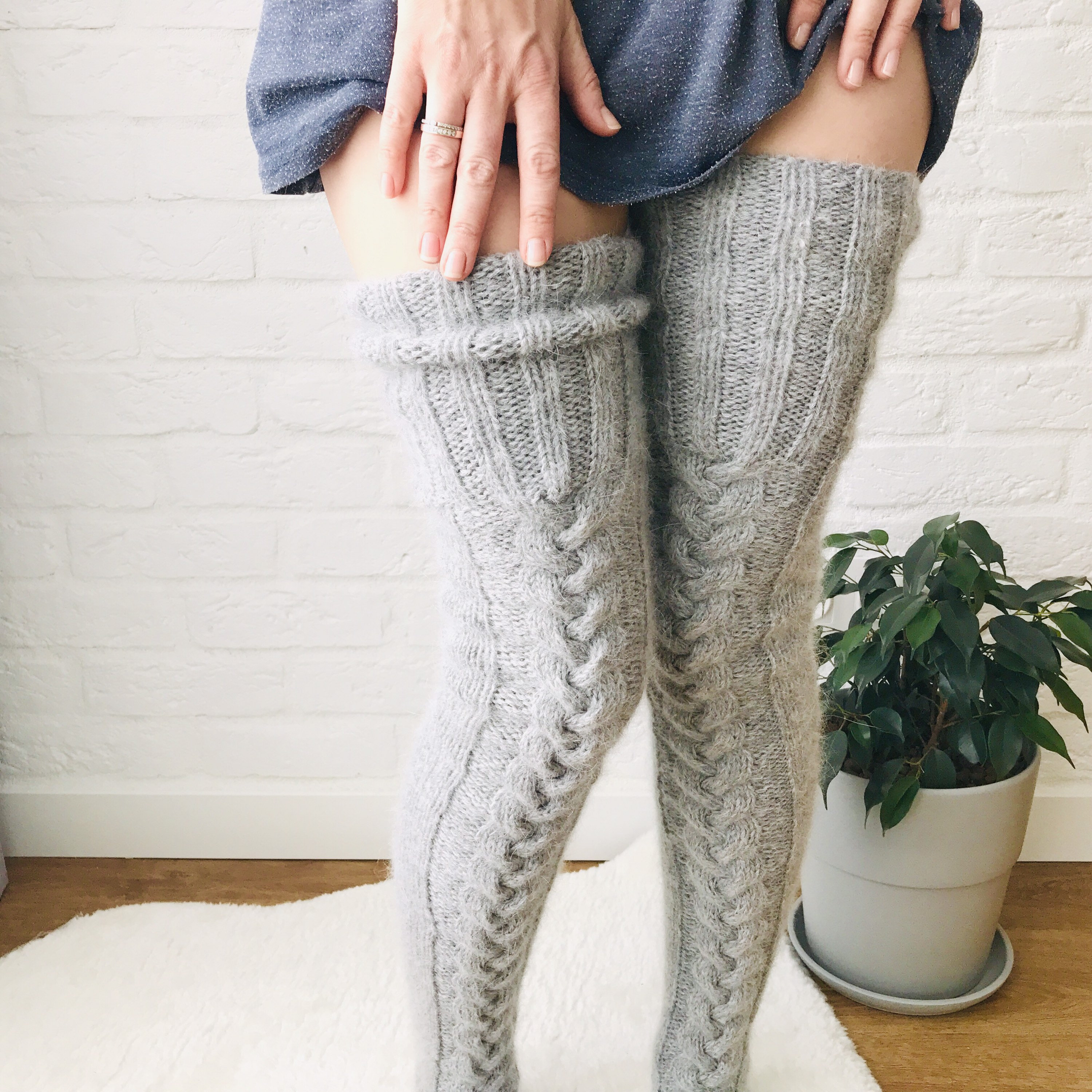 turtleneck high waisted jeans