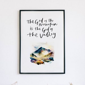 Może przedstawiać: Wydruk w ramie z akwarelą przedstawiającą pasmo górskie i tekstem "The God of the mountain is the God of the Valley".