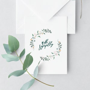 Avec carte de sympathie, carte de pensée florale, carte de deuil, carte de condoléances, carte de chagrin triste, carte de deuil, carte de confort