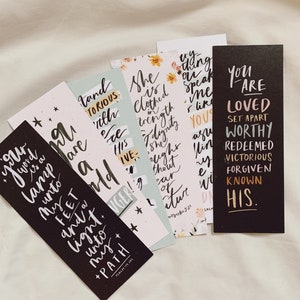 Marcadores de las Escrituras Paquete mixto de 7, Marcadores de versículos bíblicos para el estímulo, Regalos de las Escrituras en verso de memoria, Regalos cristianos con letras a mano