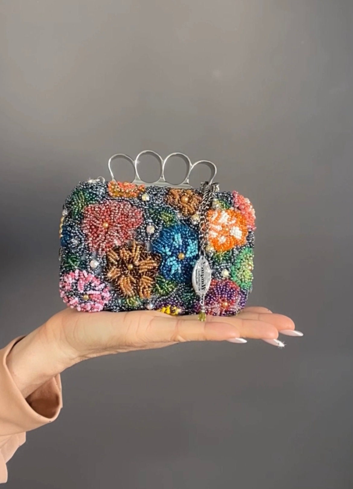 未使用　クラッチバッグ　ポーチ　ショルダーバッグ　花柄　刺繍 ビーズ装飾 il_fullxfull.4224005116_cjh4.jpg