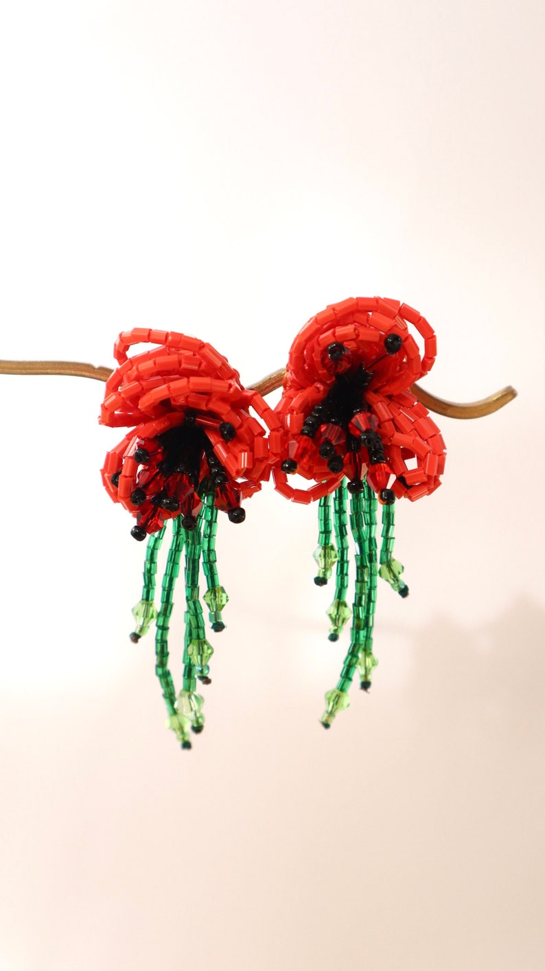 Boucles doreilles longues gouttes de fleurs rouges, boucles doreilles de déclaration de fleurs perlées, boucles doreilles délicates uniques, boucles doreilles surdimensionnées, boucles doreilles pendantes légères image 4