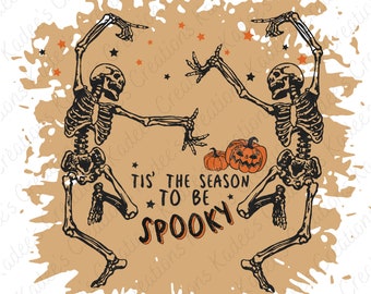 Pode incluir: Dois esqueletos dançando com abóboras em frente a um fundo marrom salpicado. O texto "Tis' the season to be spooky" está escrito em preto.