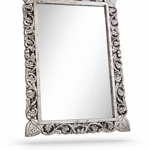 手彫りマンゴーウッドウォールミラー、シルバー箔仕上げ、92 x 62 cm