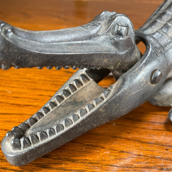 Un cocodrilo original "Nestor" Cracker de nueces de hierro fundido