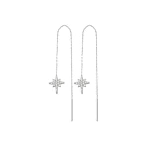 Puede incluir: Un par de pendientes colgantes plateados. Cada pendiente presenta un diseño de estrella con pequeñas piedras preciosas transparentes. Los pendientes cuelgan de finas cadenas, creando un efecto colgante. El fondo es blanco liso.