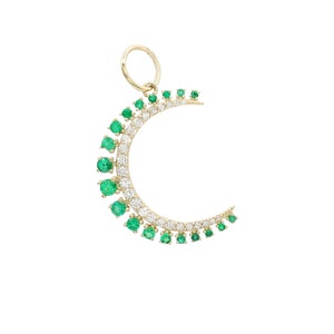 Op de afbeelding: Een gouden halve maan bedel met een rij kleine groene smaragden en witte diamanten rond de rand.