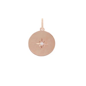 Puede incluir: Colgante de oro rosa con dise&ntilde;o circular. El colgante presenta un dise&ntilde;o de estrella con una peque&ntilde;a gema redonda y transparente en el centro. El colgante tiene un peque&ntilde;o lazo en la parte superior para una cadena.