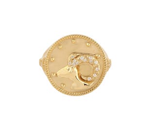 Anillo de Aries con diamantes pavé, oro amarillo de 14k, signo zodiacal.