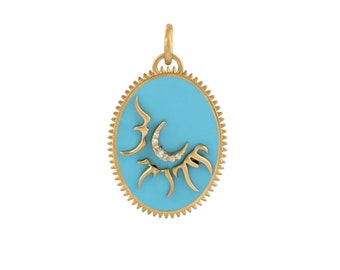 Könnte beinhalten: Goldener ovaler Anhänger mit blauem Emaille-Hintergrund und einem stilisierten Sonnen- und Mondmotiv mit Diamant-Akzenten.