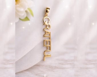 Pingente "Gratidão" em ouro amarelo 14k, com nome personalizado.