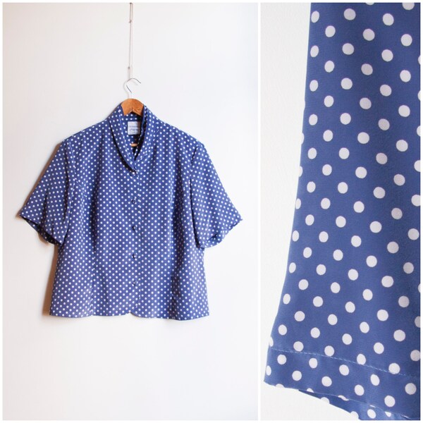 Vintage Polka Dot Blouse Taille Grande 80s Bleu Blanc Spotted Shirt pour Femmes Polka Dot Button Up Top Summer Boho Blouse L Shawl Collar Shirt