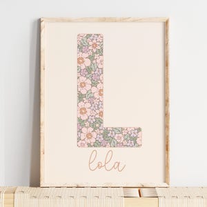 Impresión floral con letras personalizadas, arte inicial imprimible, arte mural con nombre de niña, decoración floral bohemia morada, habitación de bebé niña, letrero con monograma