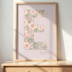 Ditsy Lila Blumen Anfangsbuchstabe Name Druck, personalisierte Wandkunst, Blumendekor, Baby Mädchen Zimmer Blumendruck, Digital