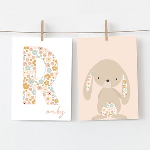Impressão digital personalizada da arte do duo da parede do nome da letra do coelho do berçário, decoração floral rosa ditsy, boho, berçário das meninas do bebê, quarto das meninas
