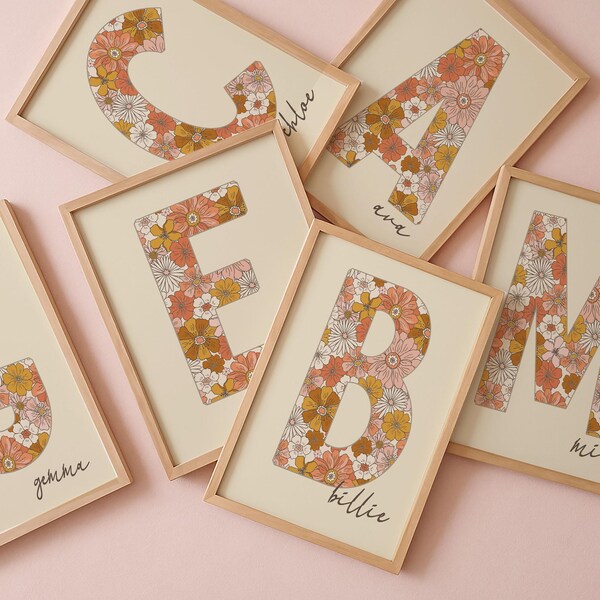 Personalisierter Blumendruck mit Retro-Blumen - Benutzerdefinierte Name Initiale Wandkunst für Mädchenzimmer | Digital Download Kinderzimmer Dekor