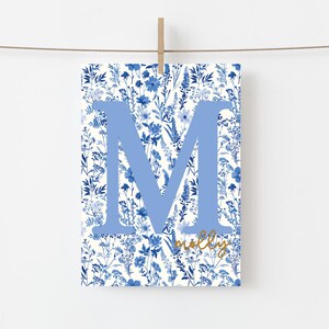 Impressão inicial personalizada em tecido azul, arte de letras para impressão, arte de parede com nome de menina, decoração francesa floral azul, placa de monograma