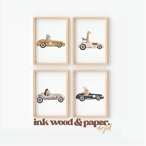 Conjunto de quatro pôsteres para quarto de bebê com tema de corrida de animais. Ideal para meninos. Decoração digital para quarto infantil. Tema de carros de corrida. Download instantâneo.