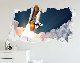 Könnte beinhalten: Ein weißes und orangefarbenes Raumschiff, das durch eine rissige Wand bricht, mit Wolken und blauem Himmel im Hintergrund.