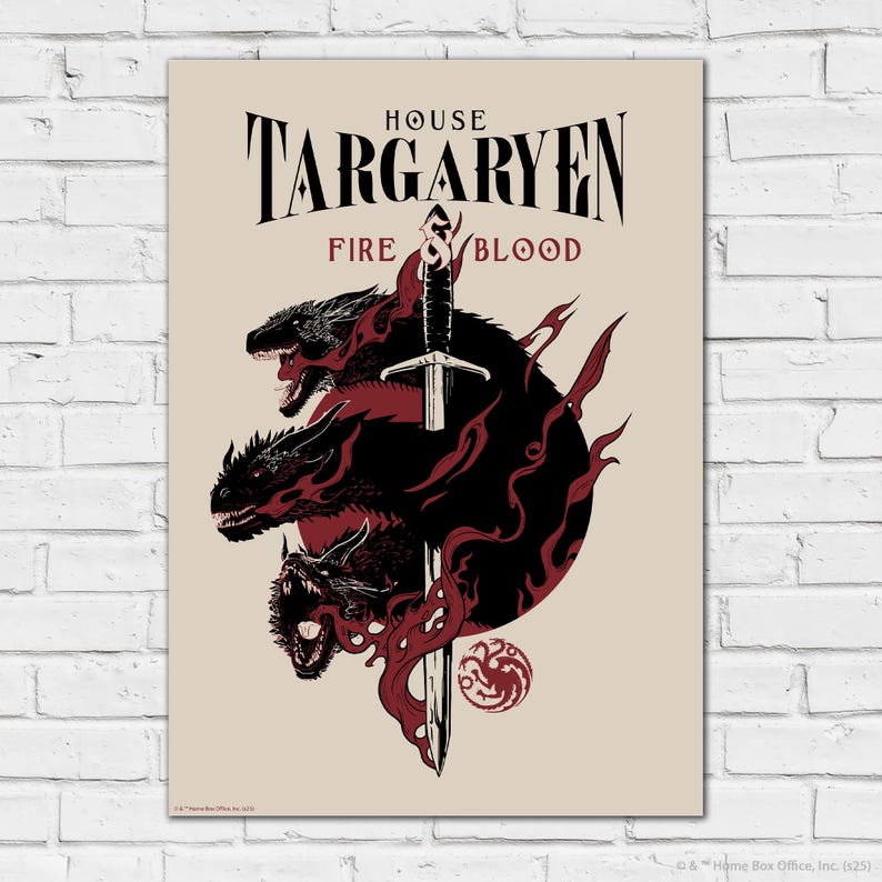 Puede incluir: P&oacute;ster con el texto "HOUSE TARGARYEN FIRE & BLOOD". El dise&ntilde;o presenta tres cabezas de drag&oacute;n negras, una espada y llamas rojas y negras. Tambi&eacute;n incluye un sello Targaryen, todo sobre un fondo beige.
