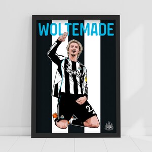 Puede incluir: Ilustración enmarcada de un futbolista con una camiseta a rayas blancas y negras, arrodillado y levantando dos dedos. El nombre "WOLTEMADE" está en letras azules arriba. El escudo del Newcastle United está en la parte inferior.