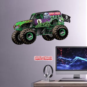 以下が含まれることがあります： 「Grave Digger」の文字が側面にあり、ドクロと骨の旗が付いた、緑と黒のモンスタートラック。トラックは大きなタイヤと前面に炎のデザインがあります。画像には、赤いフォントで「Grave Digger」という言葉も含まれています。