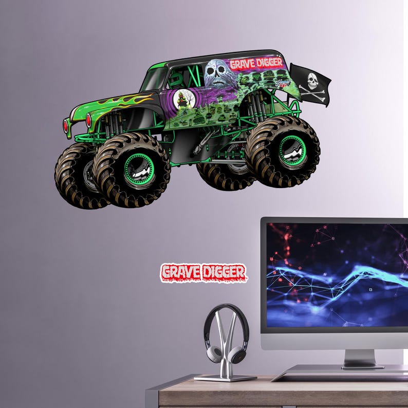 以下が含まれることがあります： 「Grave Digger」の文字が側面にあり、ドクロと骨の旗が付いた、緑と黒のモンスタートラック。トラックは大きなタイヤと前面に炎のデザインがあります。画像には、赤いフォントで「Grave Digger」という言葉も含まれています。